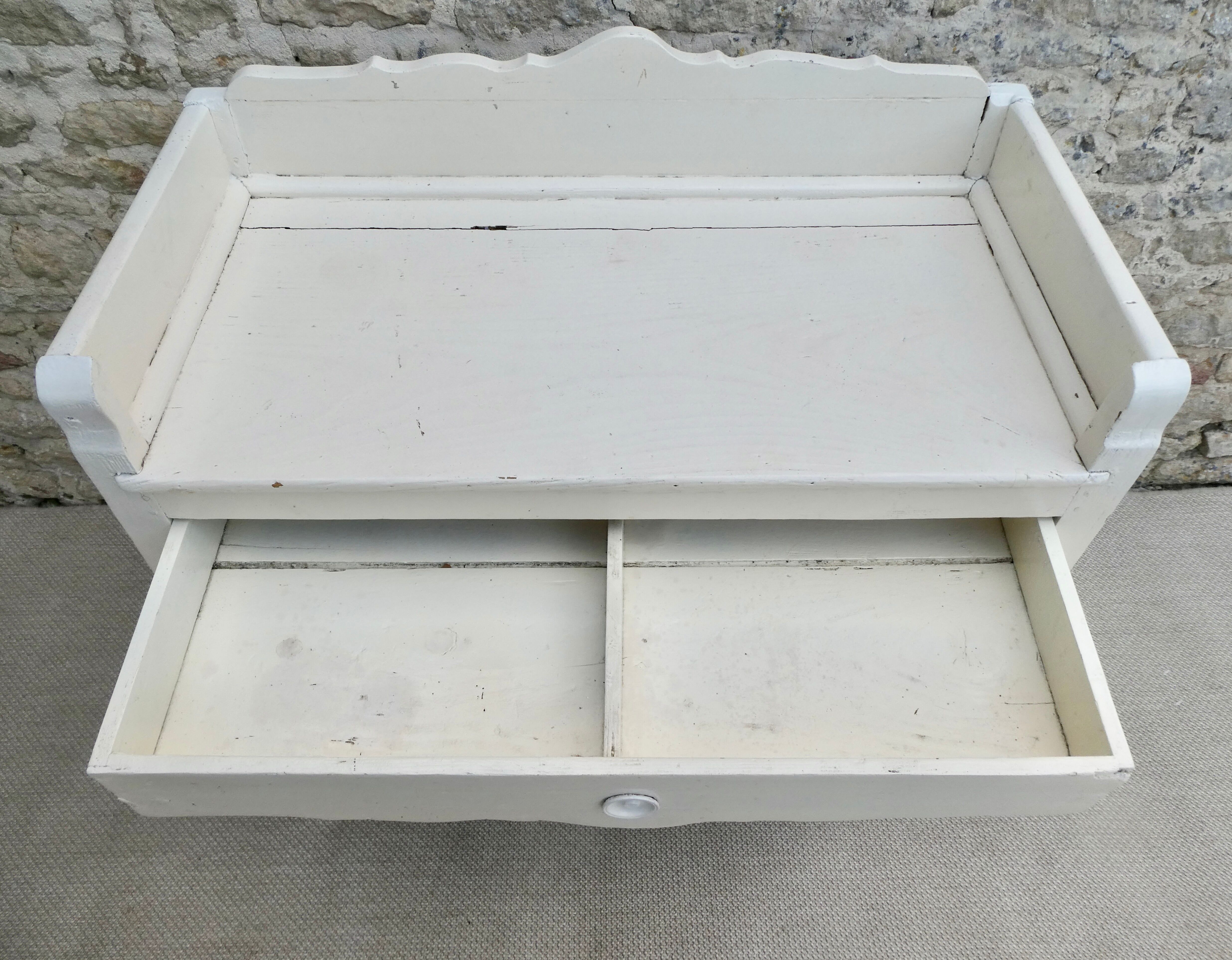 Bathroom furniture in white patina wood