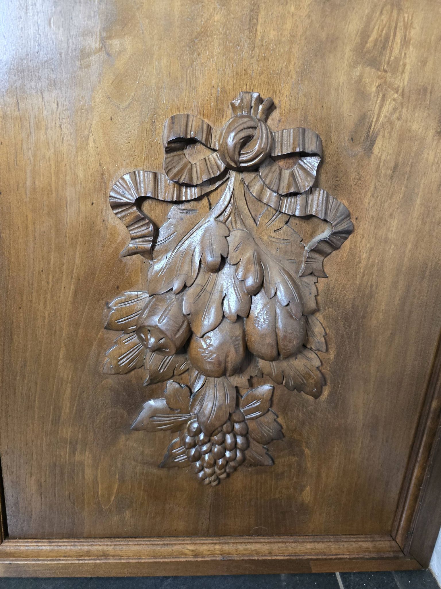 Paire de portes en bois sculpté en noyer