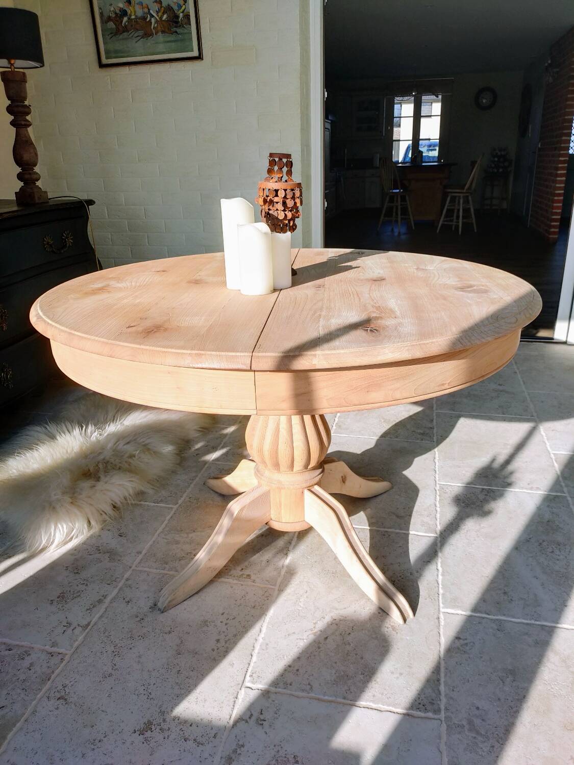 Round table with central leg