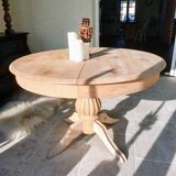 Round table with central leg