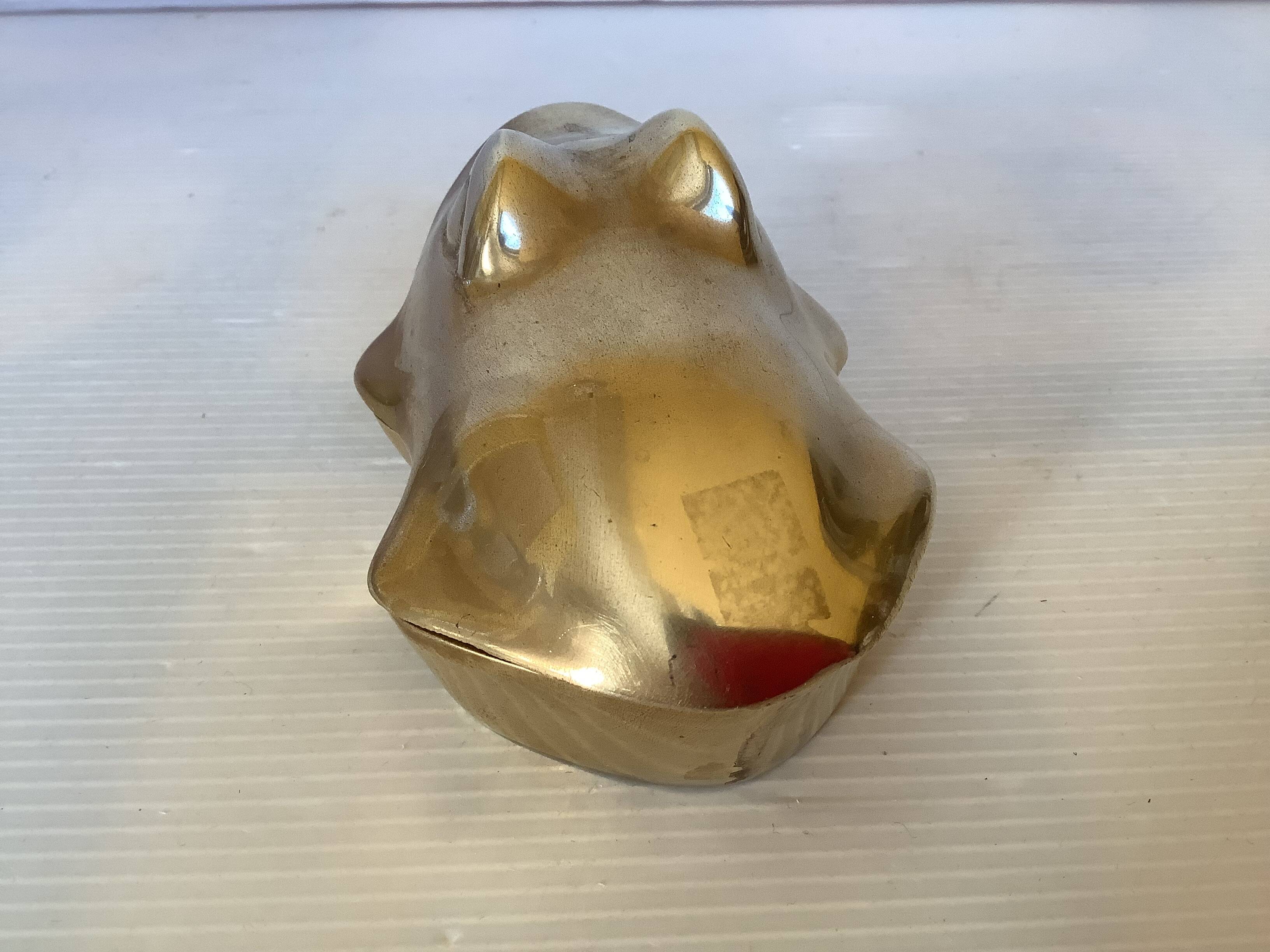 Zoomorphic frog shaped pocket emptier