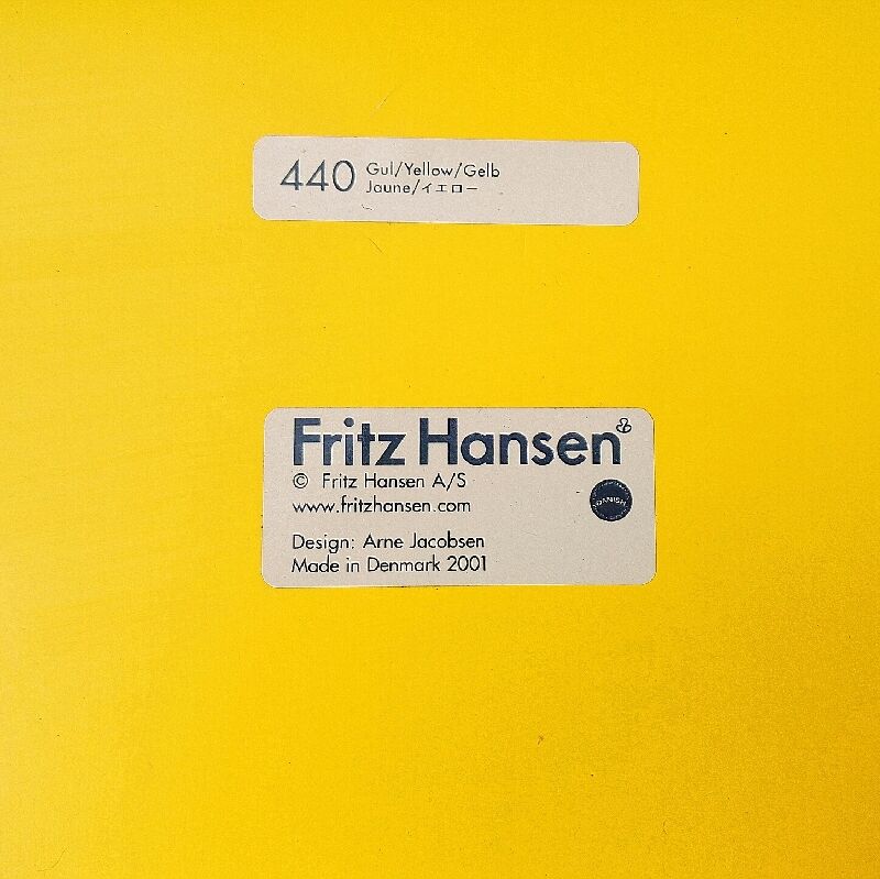 Pair of chairs Arne Jacobsen for Fritz Hansen edition 2001 yellow clove