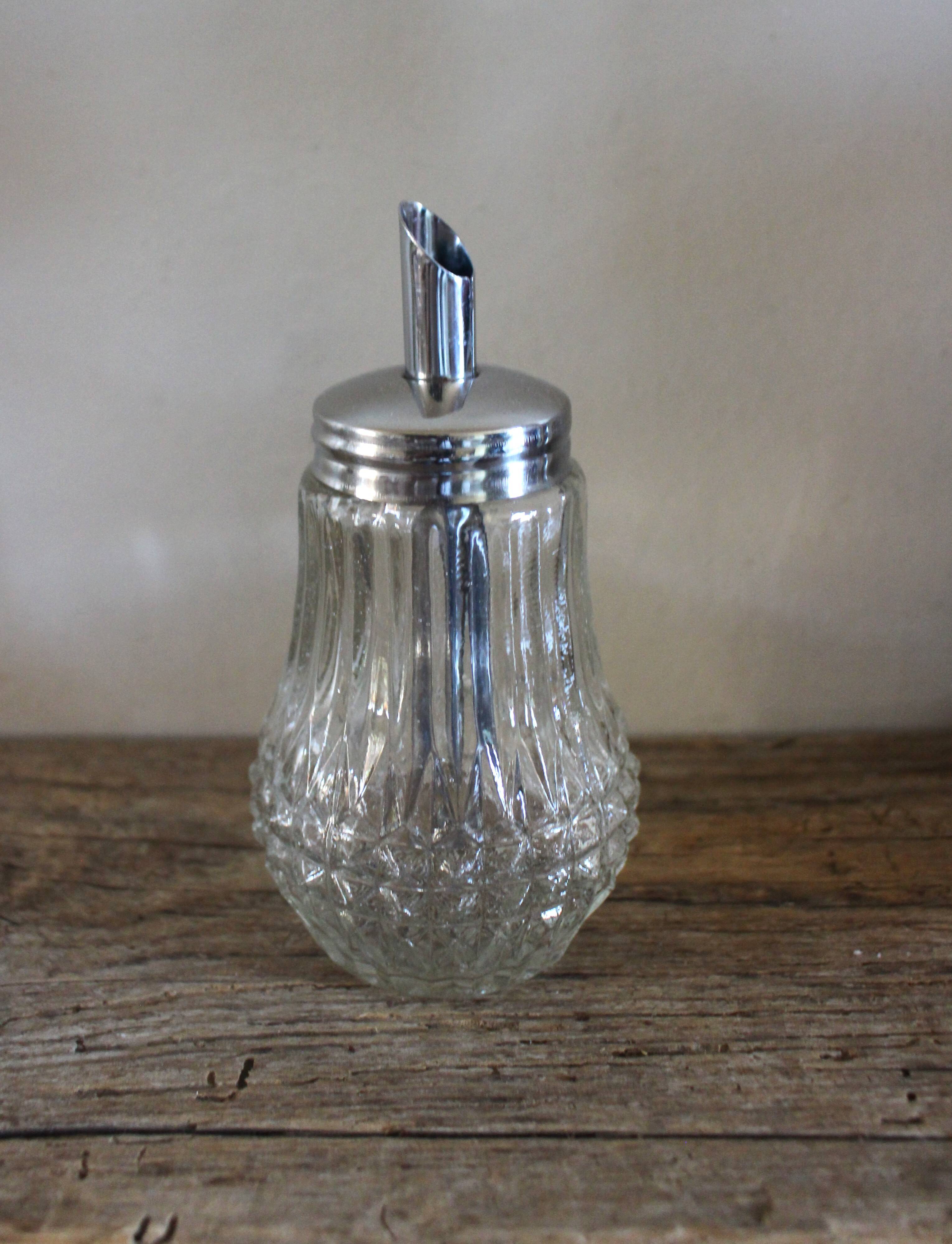 Sucrier vintage en verre ciselé à bec verseur
