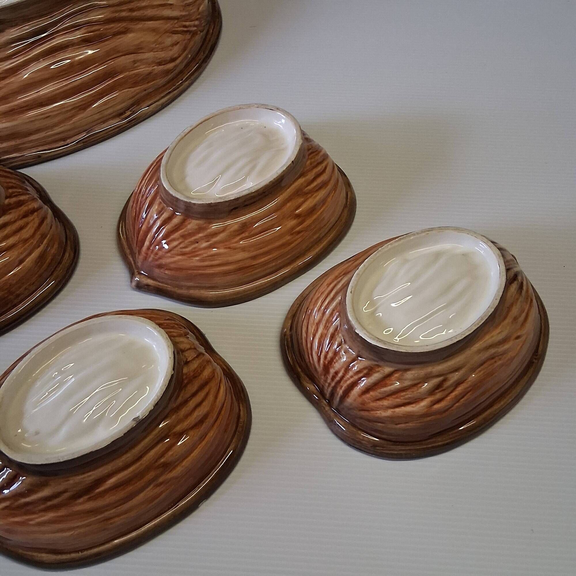 Very nice fruit service in the shape of walnut shells in very good condition.