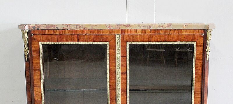 Small display cabinet in blonde mahogany veneer, Louis XVI style – 19th century.