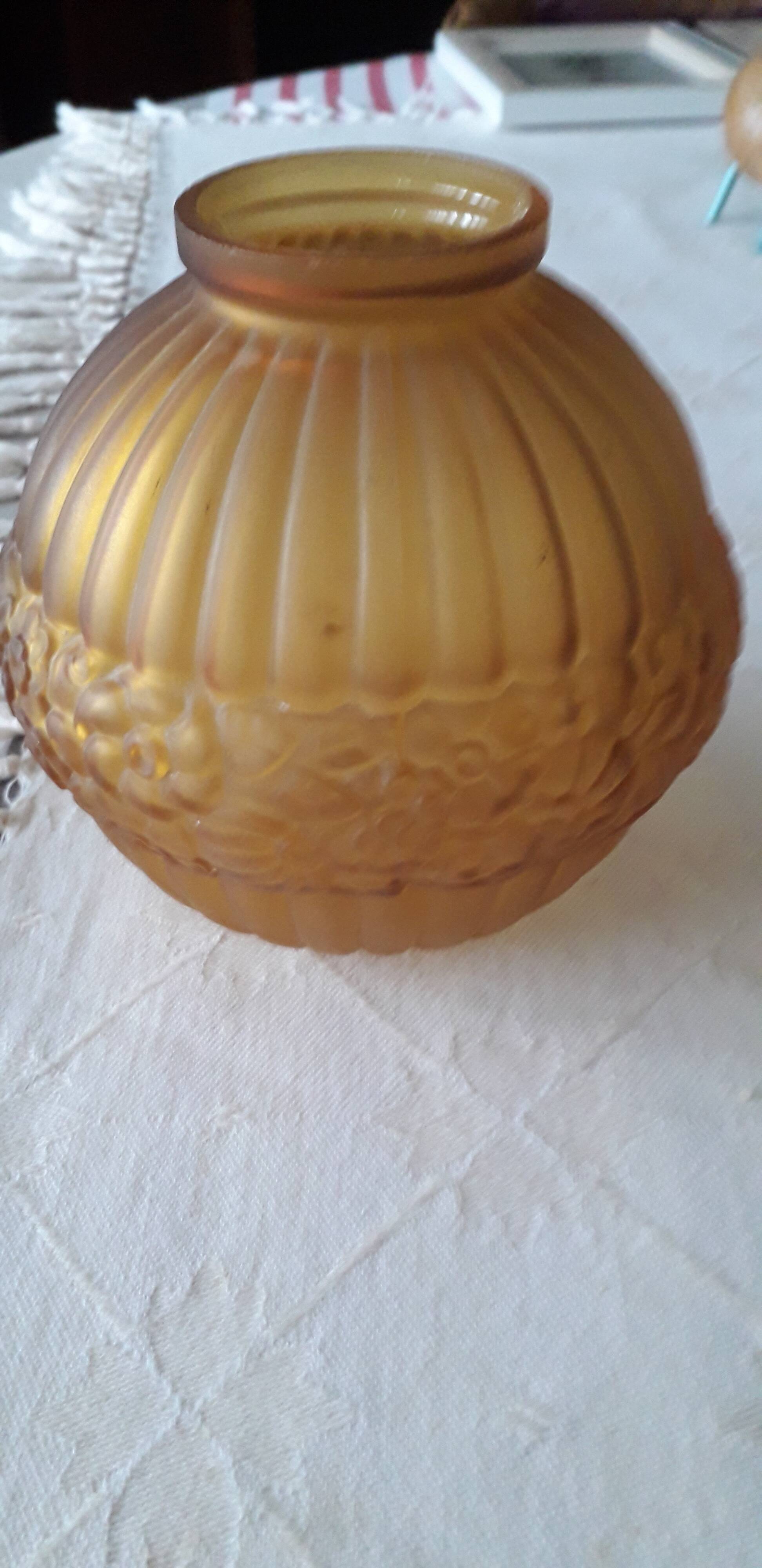 Vase art déco en verre dépoli signé CLA