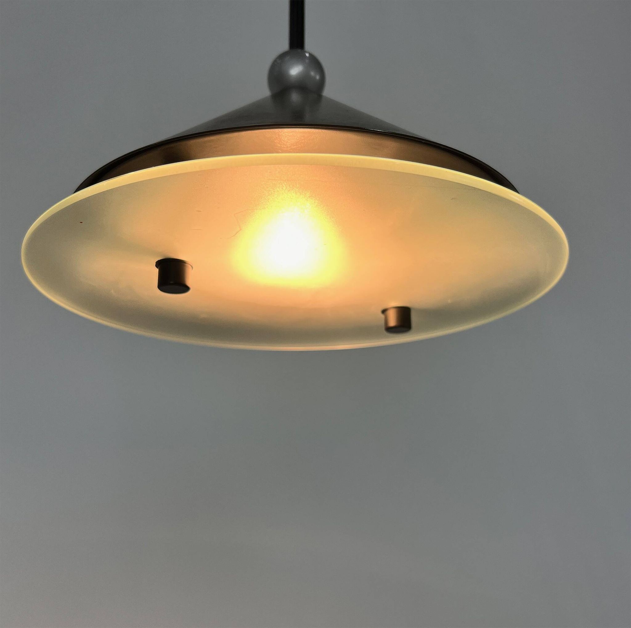 Suspension halogène postmoderne italienne, années 1980