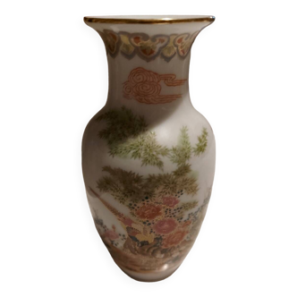 Vase ovoïde en porcelaine chinoise