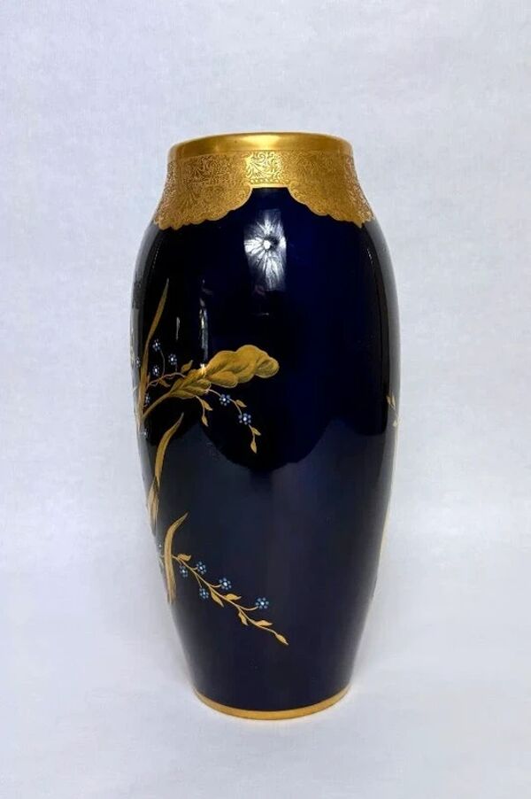 Lucien Michelaud, Limoges, grand vase en porcelaine bleu de four à décor d'iris