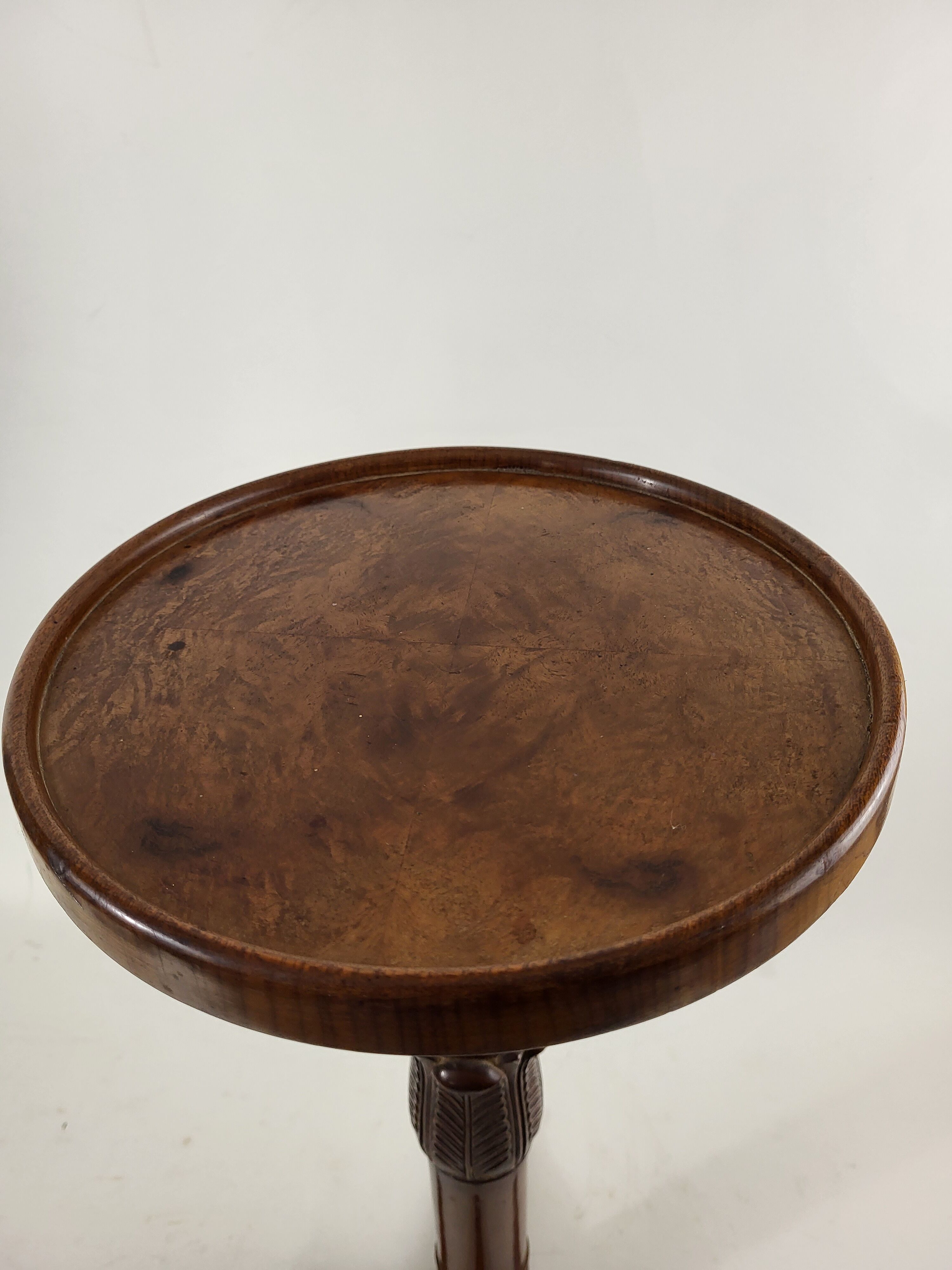 Fifth wheel / art deco wooden pedestal table