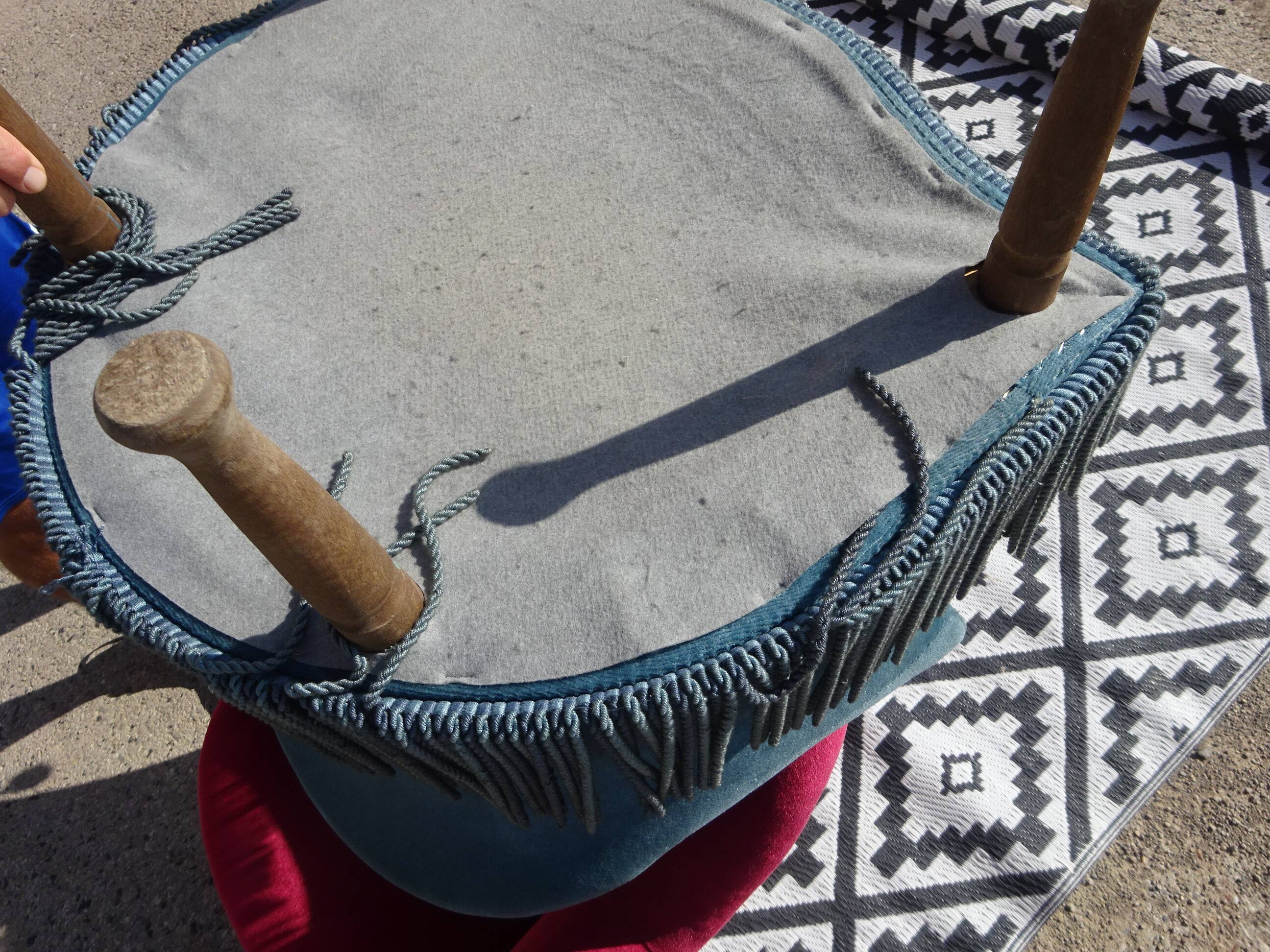 Fauteuil crapaud en velours bleu