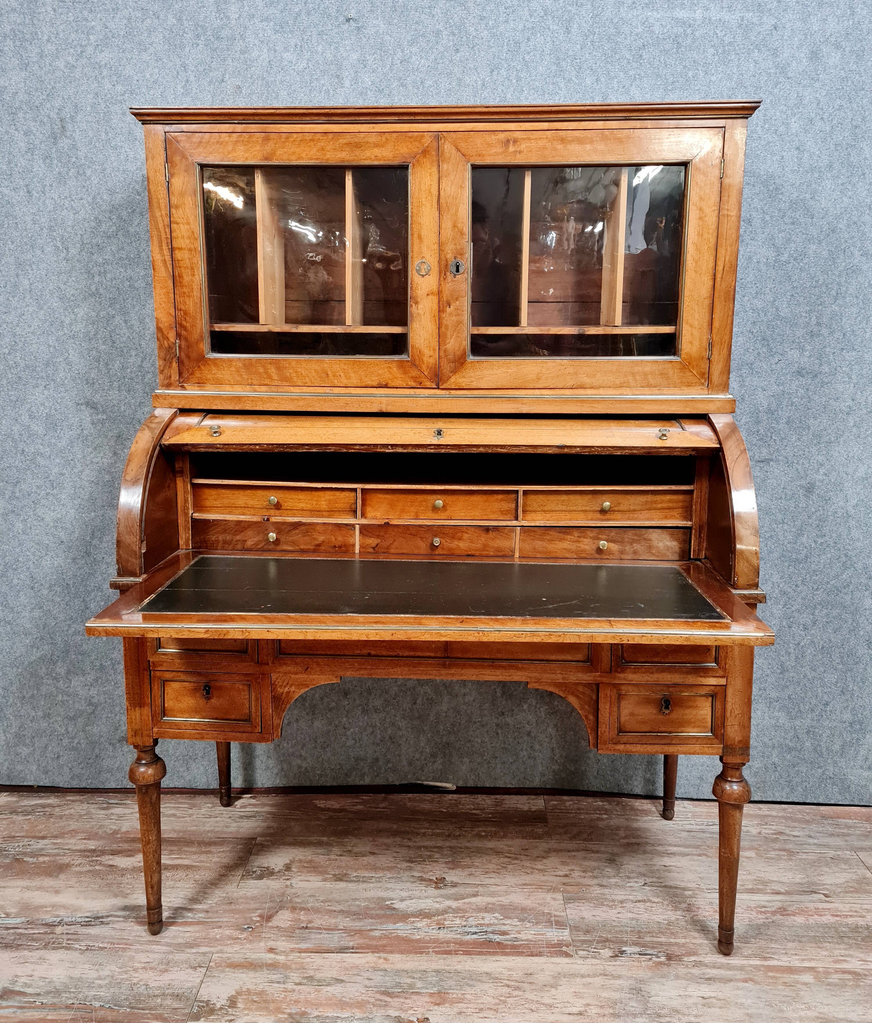 Louis XVI period cylinder office in blond mahogany around 1760-1780