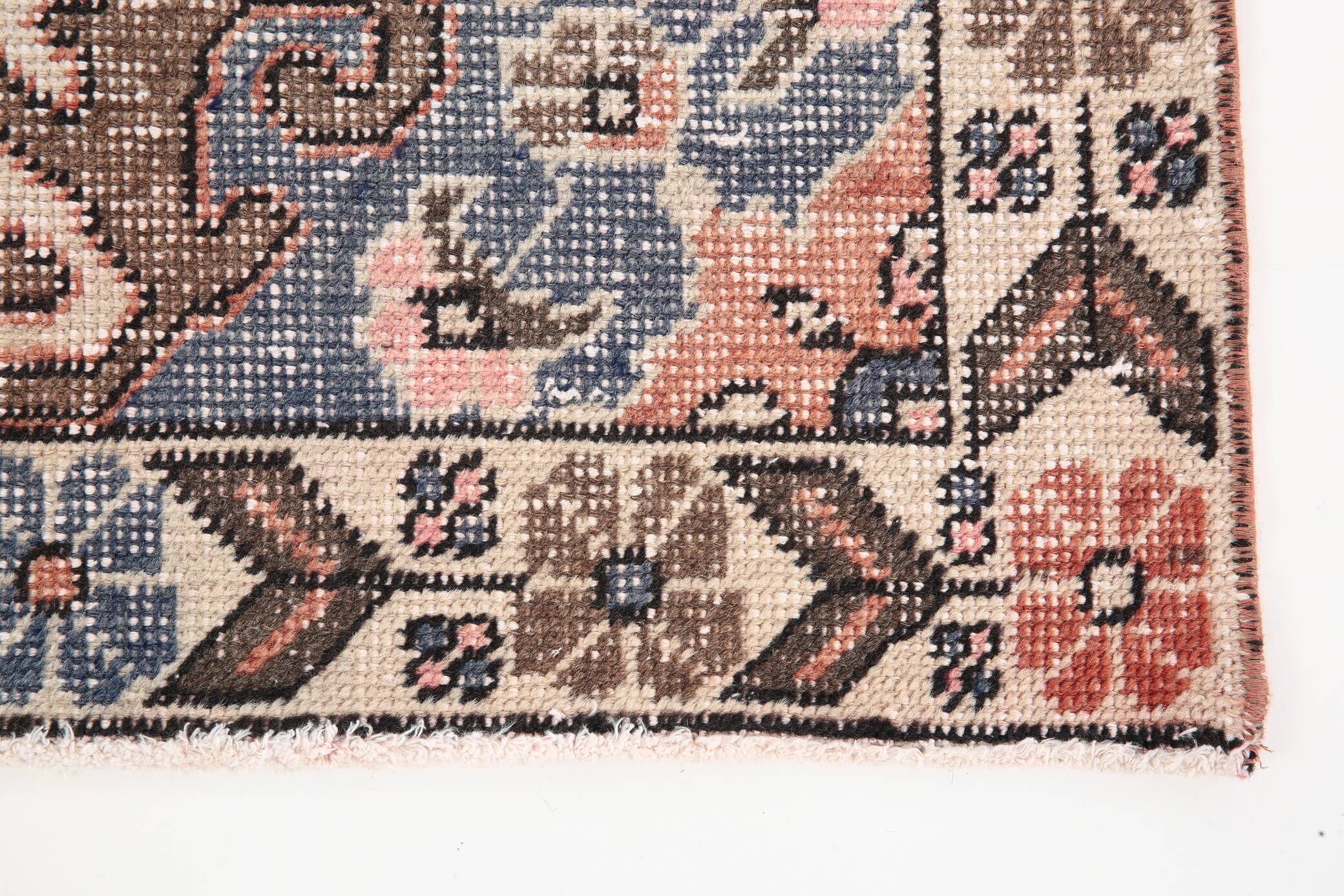 Tapis oriental vintage en laine, médaillon géométrique corail et bleu