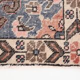 Tapis oriental vintage en laine, médaillon géométrique corail et bleu