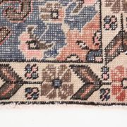 Tapis oriental vintage en laine, médaillon géométrique corail et bleu