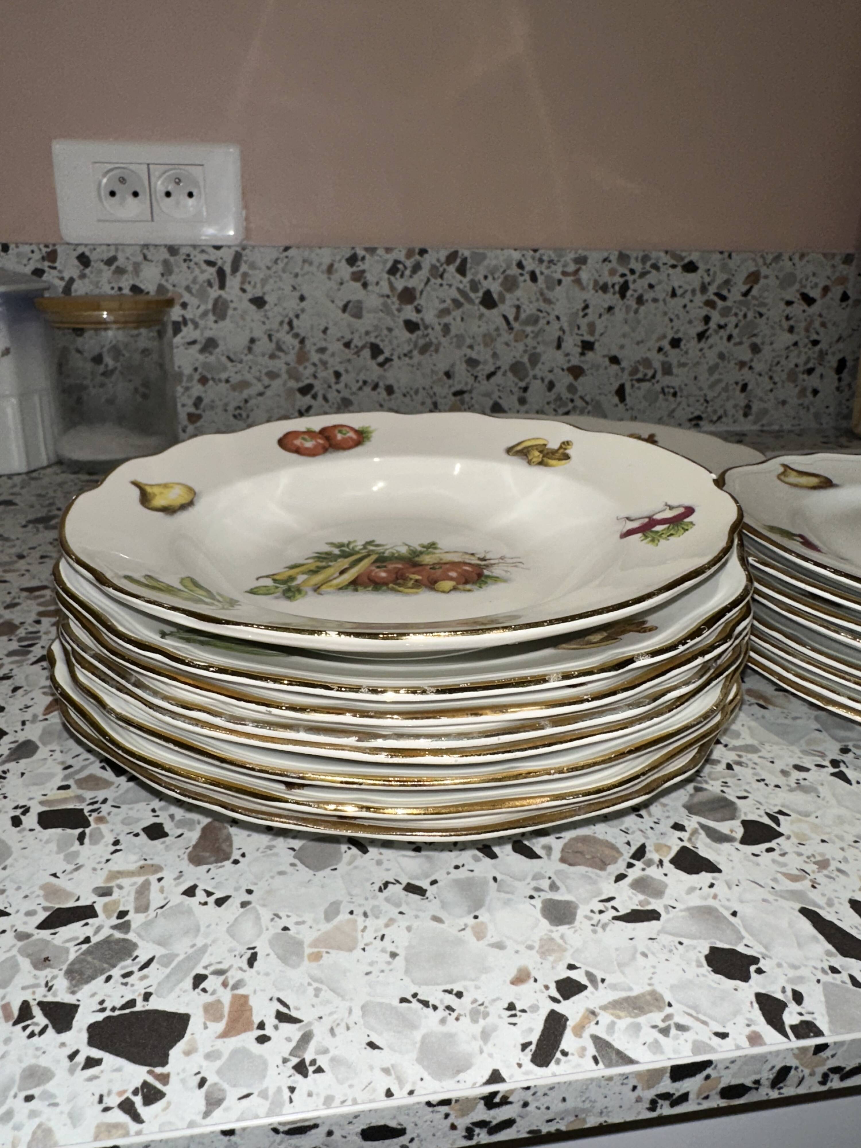 Set of 8 flat plates, 8 deep plates and one L’amandinoise vegetable dish.