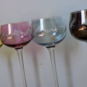 Série de 4 Verres à Vin en Cristal de Couleur  "Harlequin" Gravés Main 1960