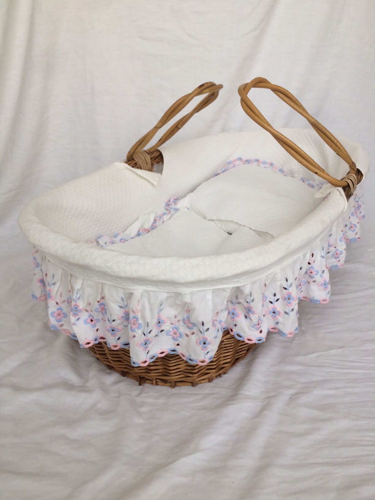 Bassinet in rattan, his mattress, pillow and bed linens