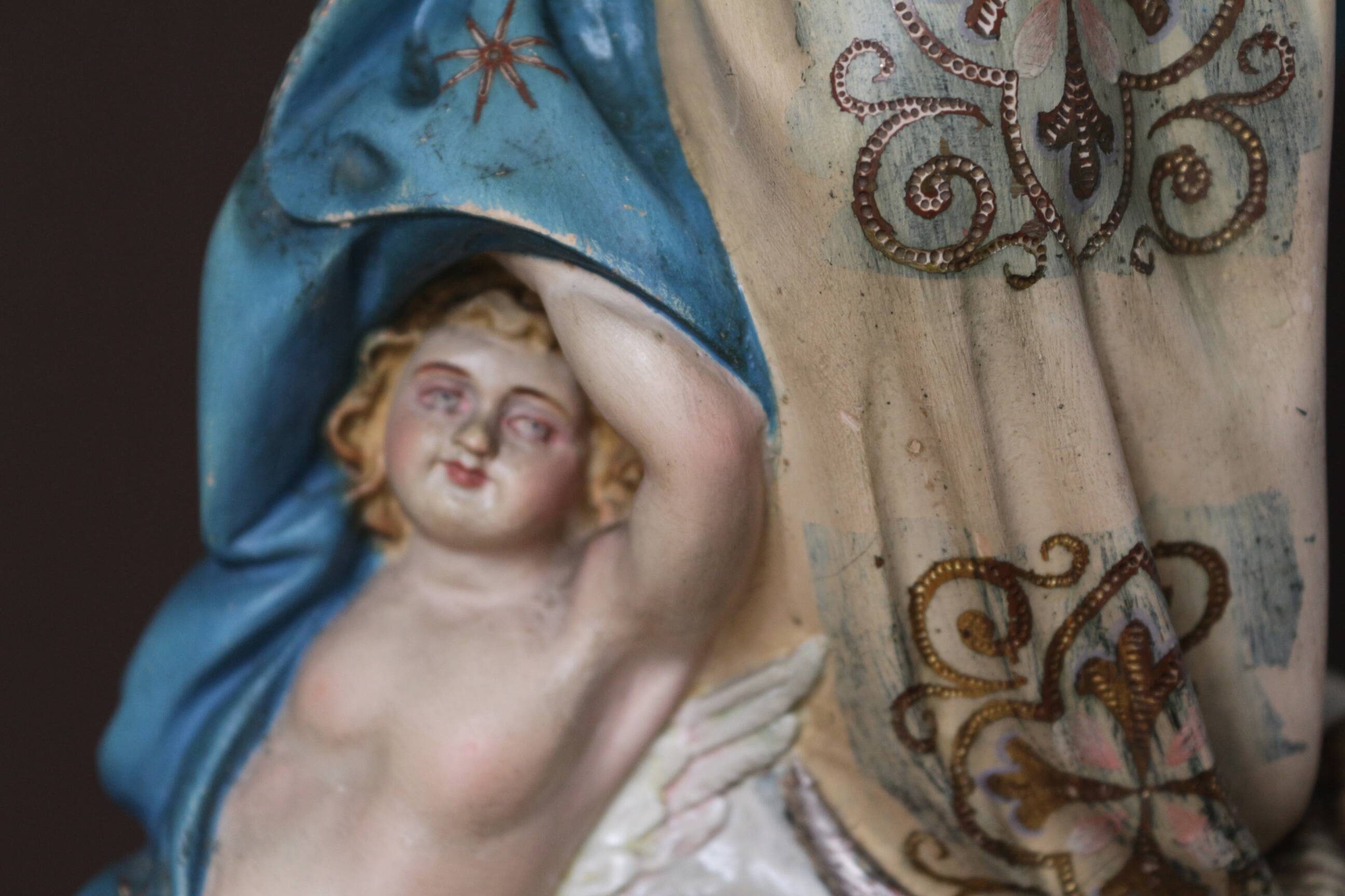 Plaster statuette of the Virgin of Olot with glass eyes. Early 20th century.