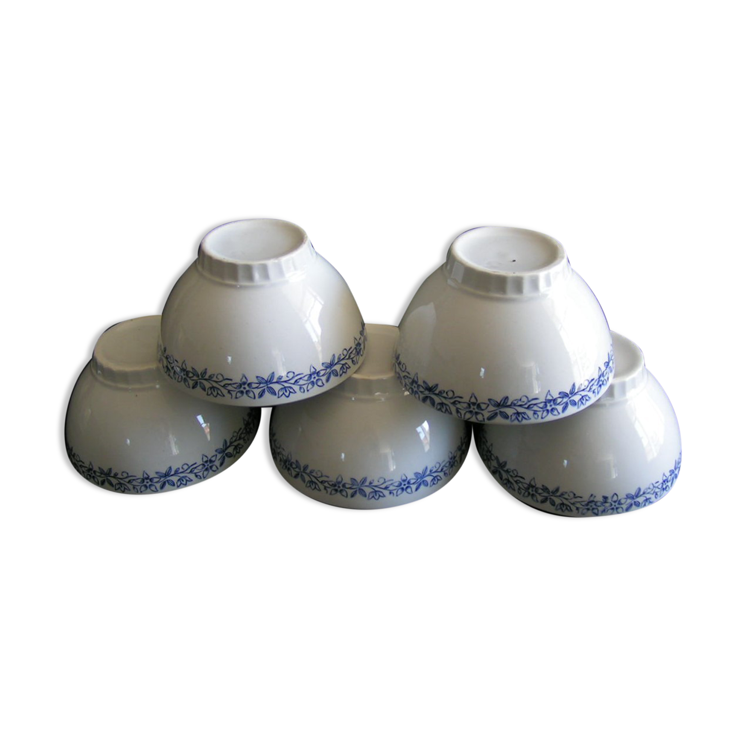 Earthenware bowls with floral decoration