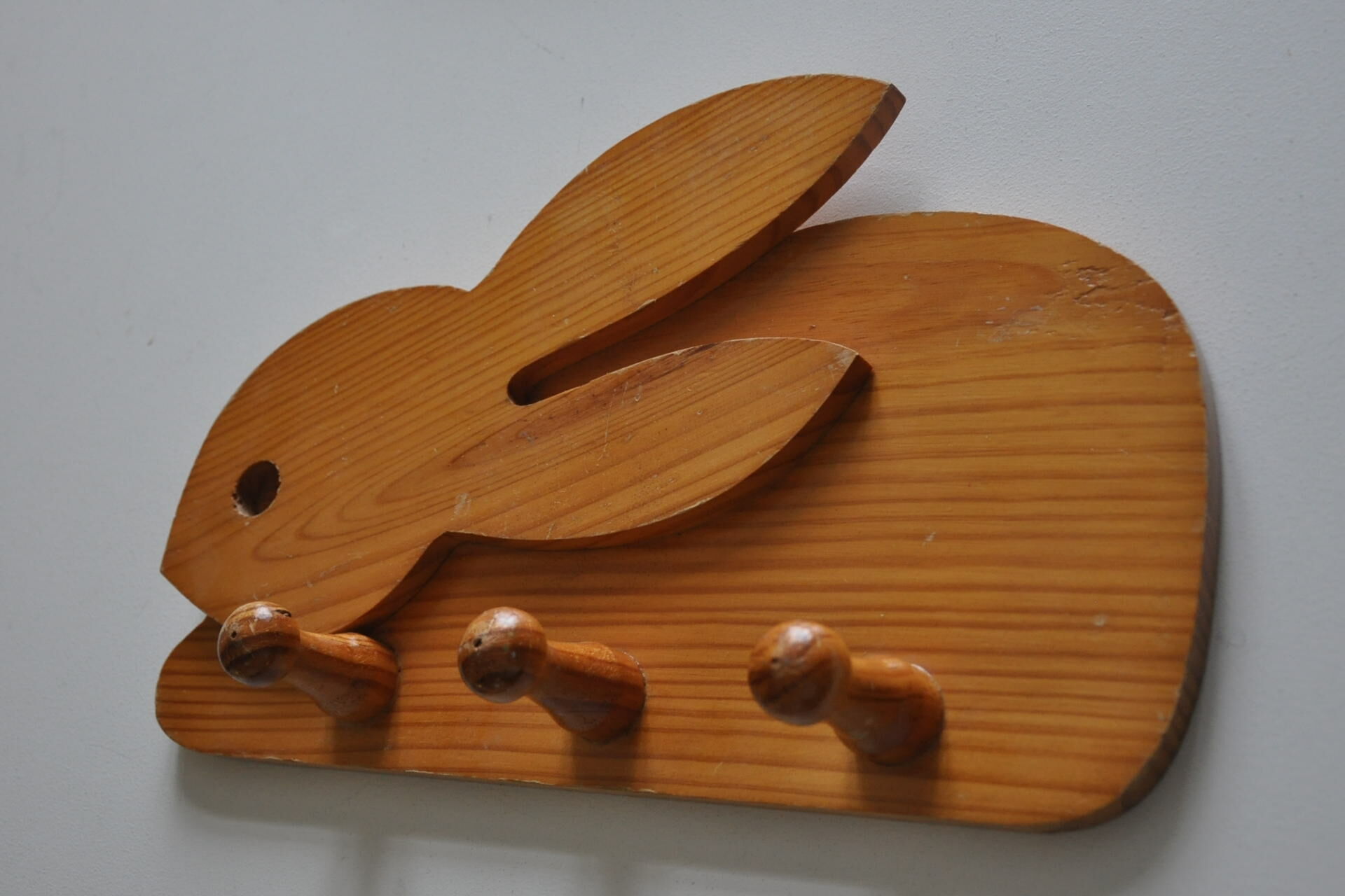 Patère enfant vintage en bois motif lapin