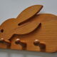 Patère enfant vintage en bois motif lapin