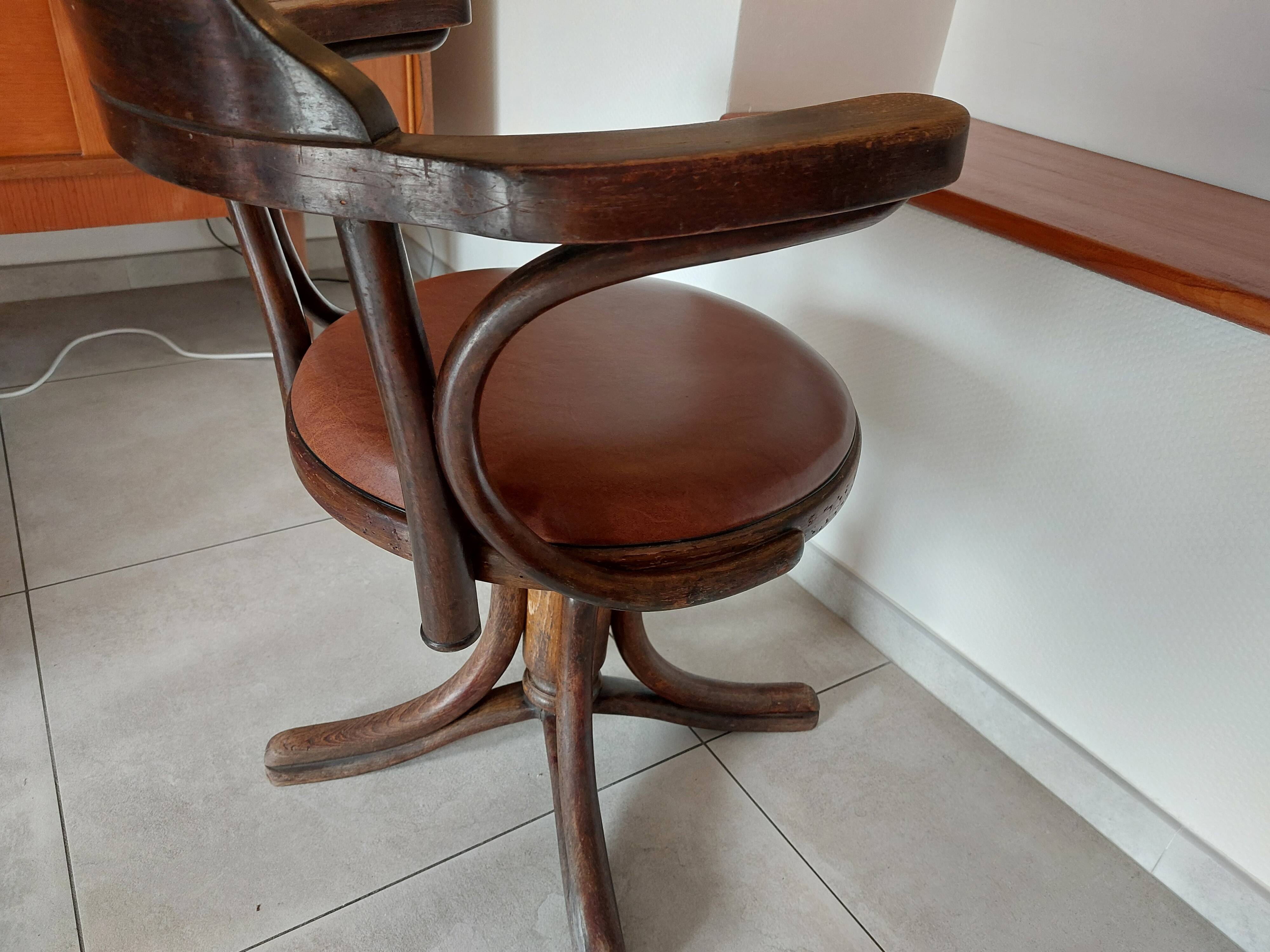 Thonet armchair, swivel, in wood and faux leather.