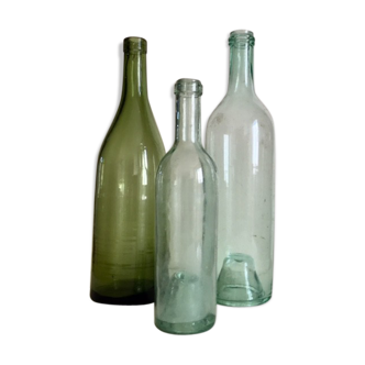 Ensemble de trois bouteilles anciennes