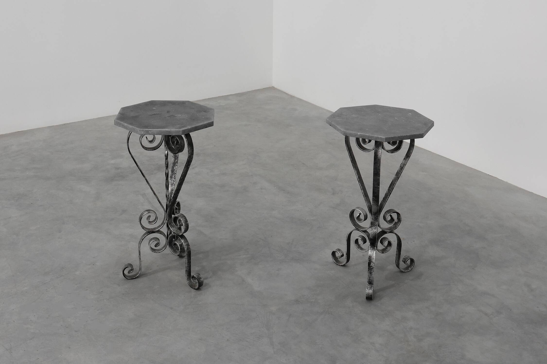 Paire de consoles françaises en fer forgé avec plateaux en pierre bleue belge, années 1950