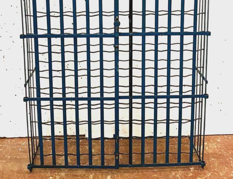 Porte bouteilles a portes en fer forgé XX siècle