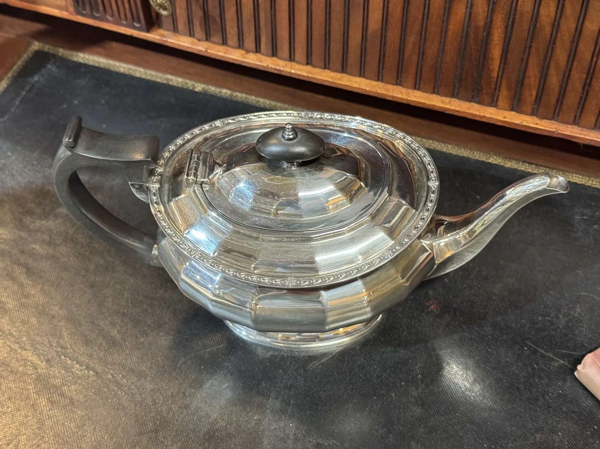 English tea/coffee service from the 1930s in silver-plated metal.