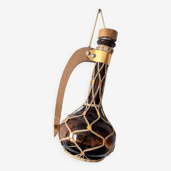 Carafe en verre ambrée tressée d'osier anse en bois