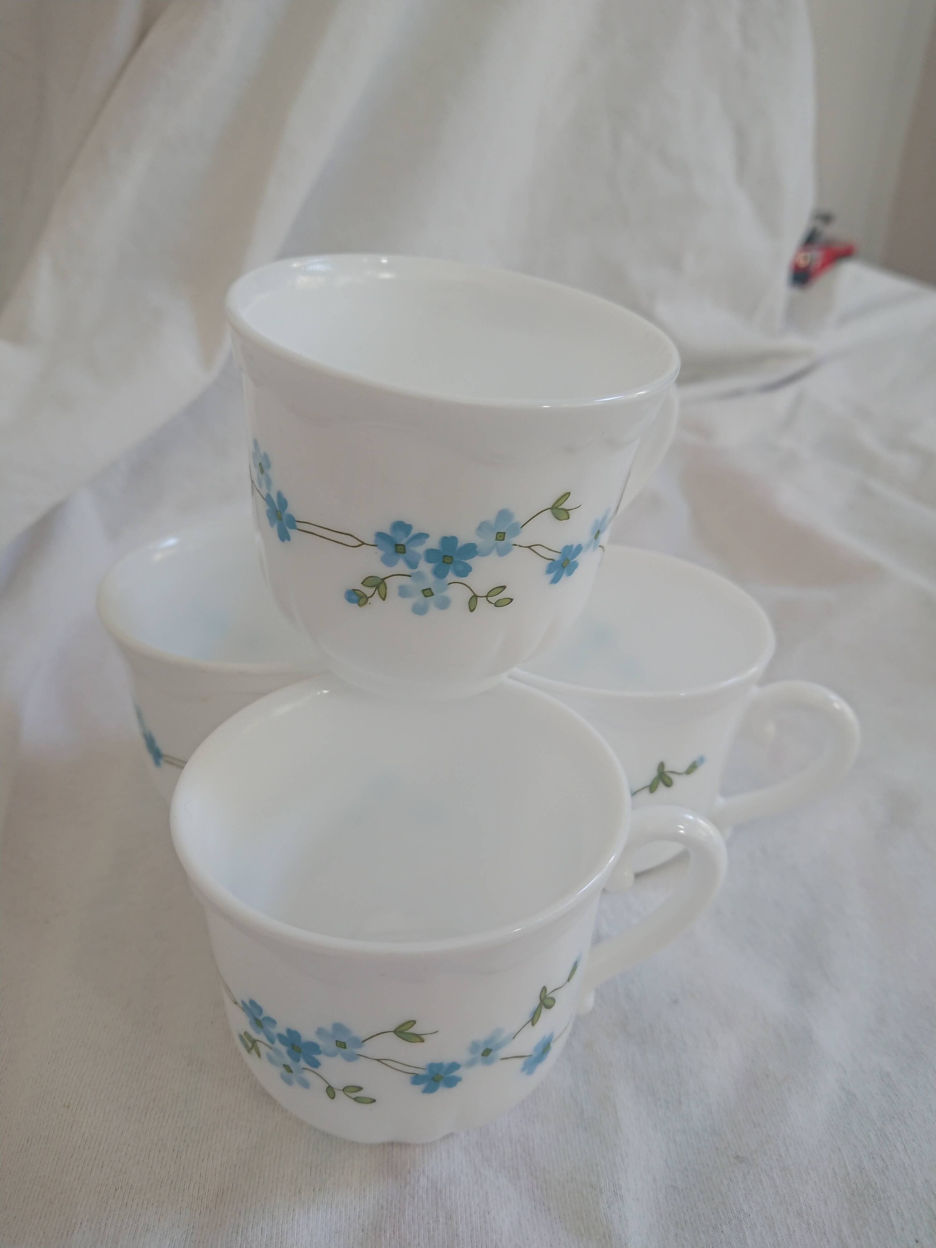 New Arcopal Myosotis cups