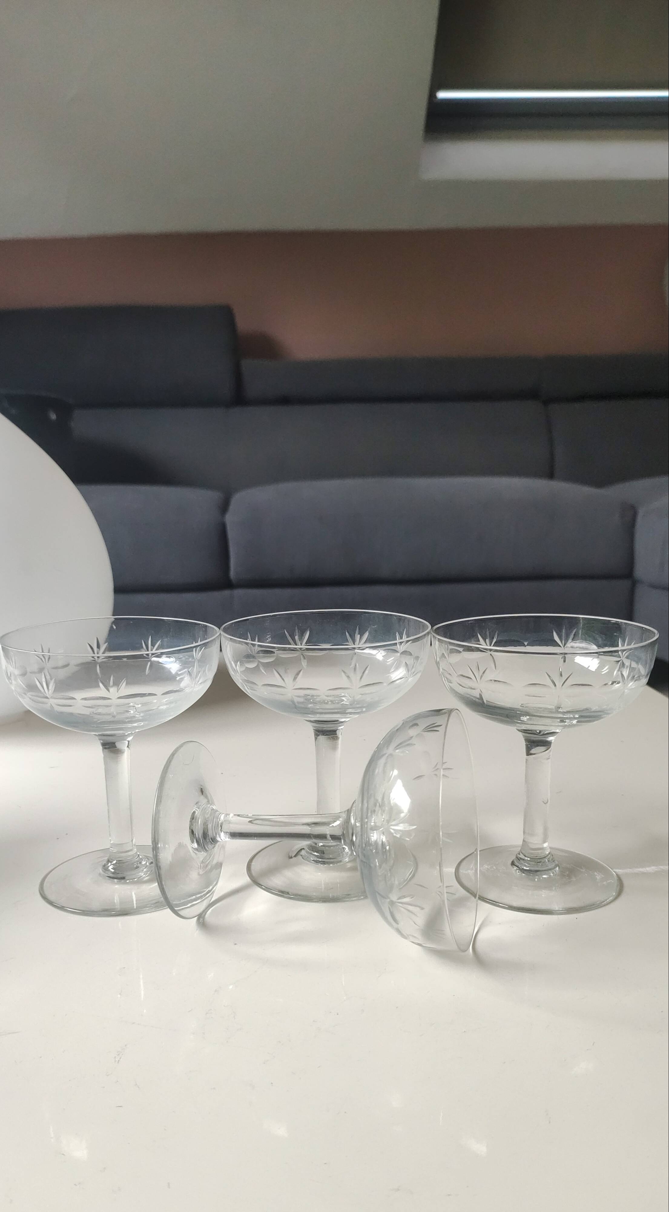Lot of 4 Art Deco champagne coupes / Verreries de Doyen. Half crystal.