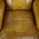 Fauteuil confortable de style anglais en cuir jaune de grande taille avec une finition soignée et des clous décoratifs