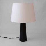 Obelisk shaped table lamp