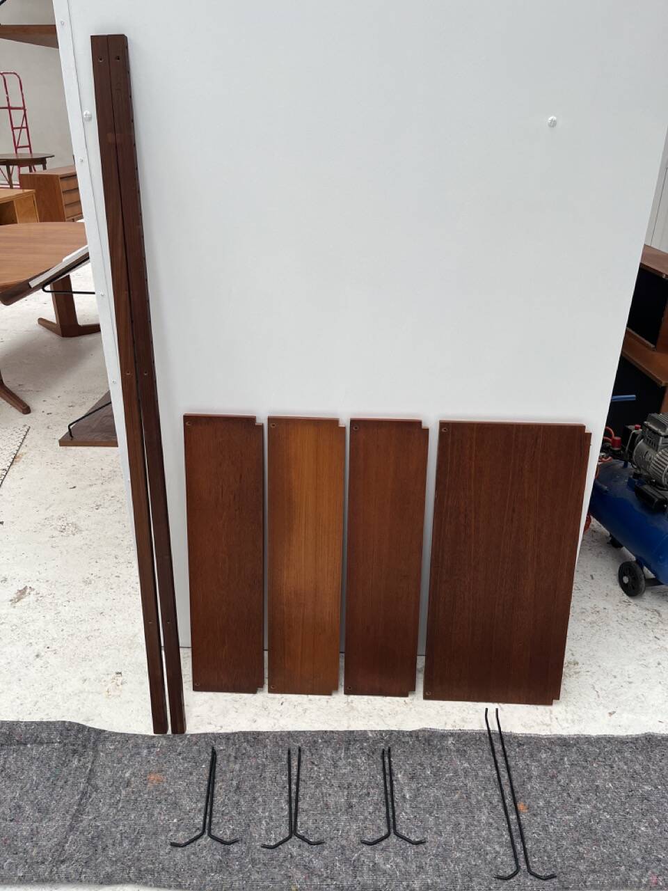 Meuble mural par P. Cadobvius