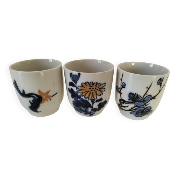 Trio de gobelets en porcelaine peinte à la main, motifs floraux