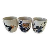 Trio de gobelets en porcelaine peinte à la main, motifs floraux
