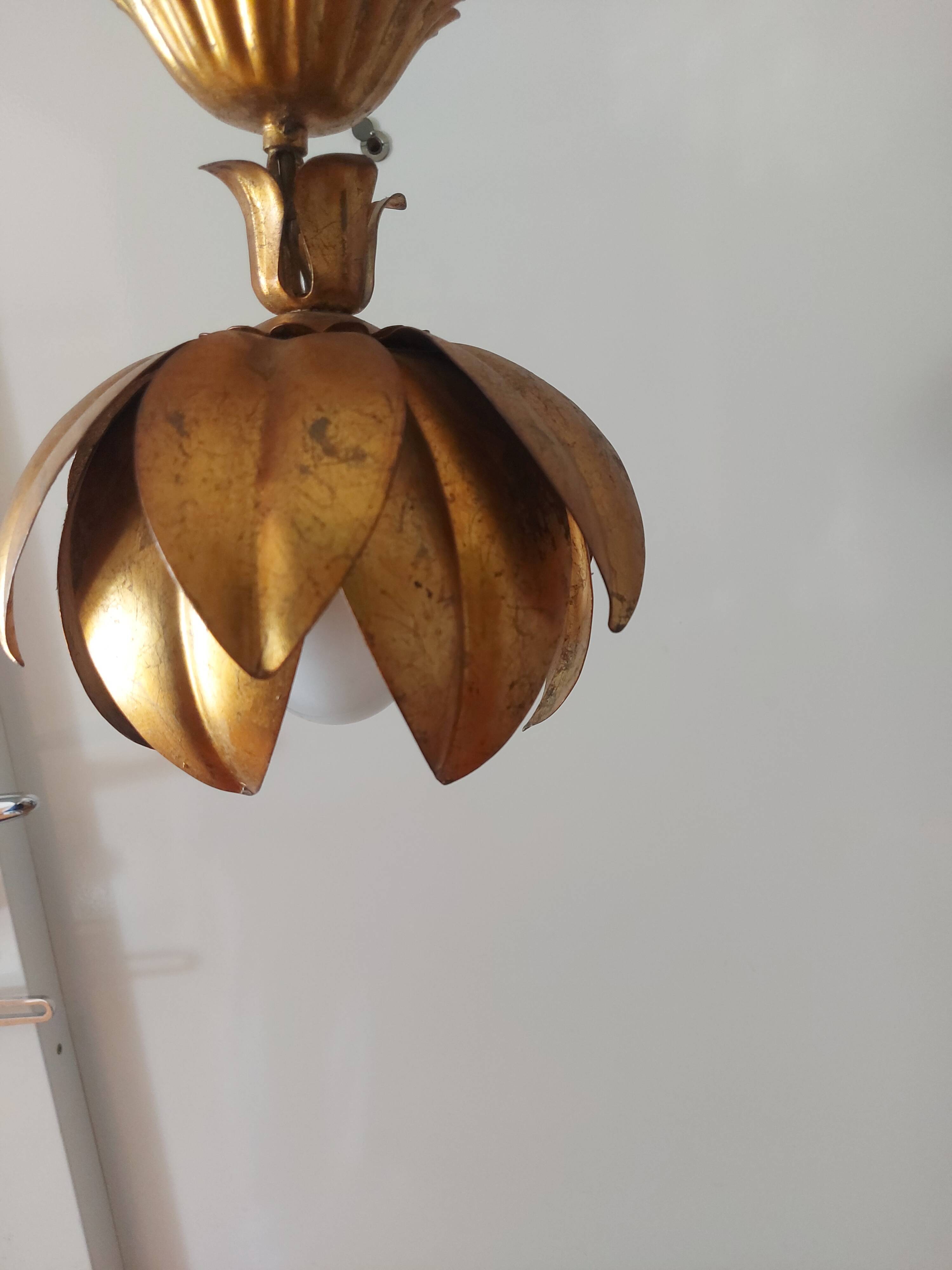 Flower ceiling light in gilded metal