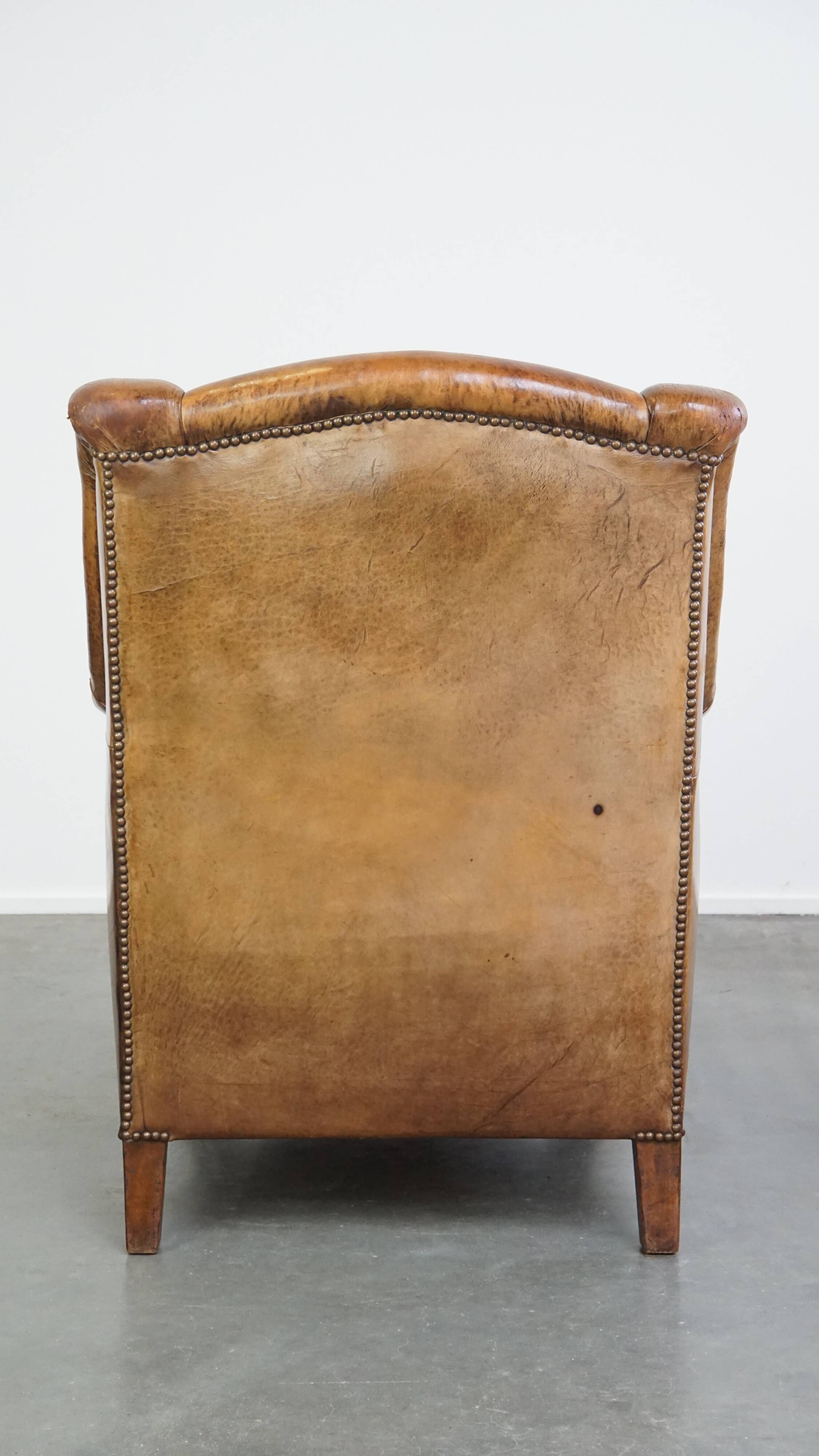 Fauteuil en cuir de mouton antique caractéristique avec de beaux détails et un design unique