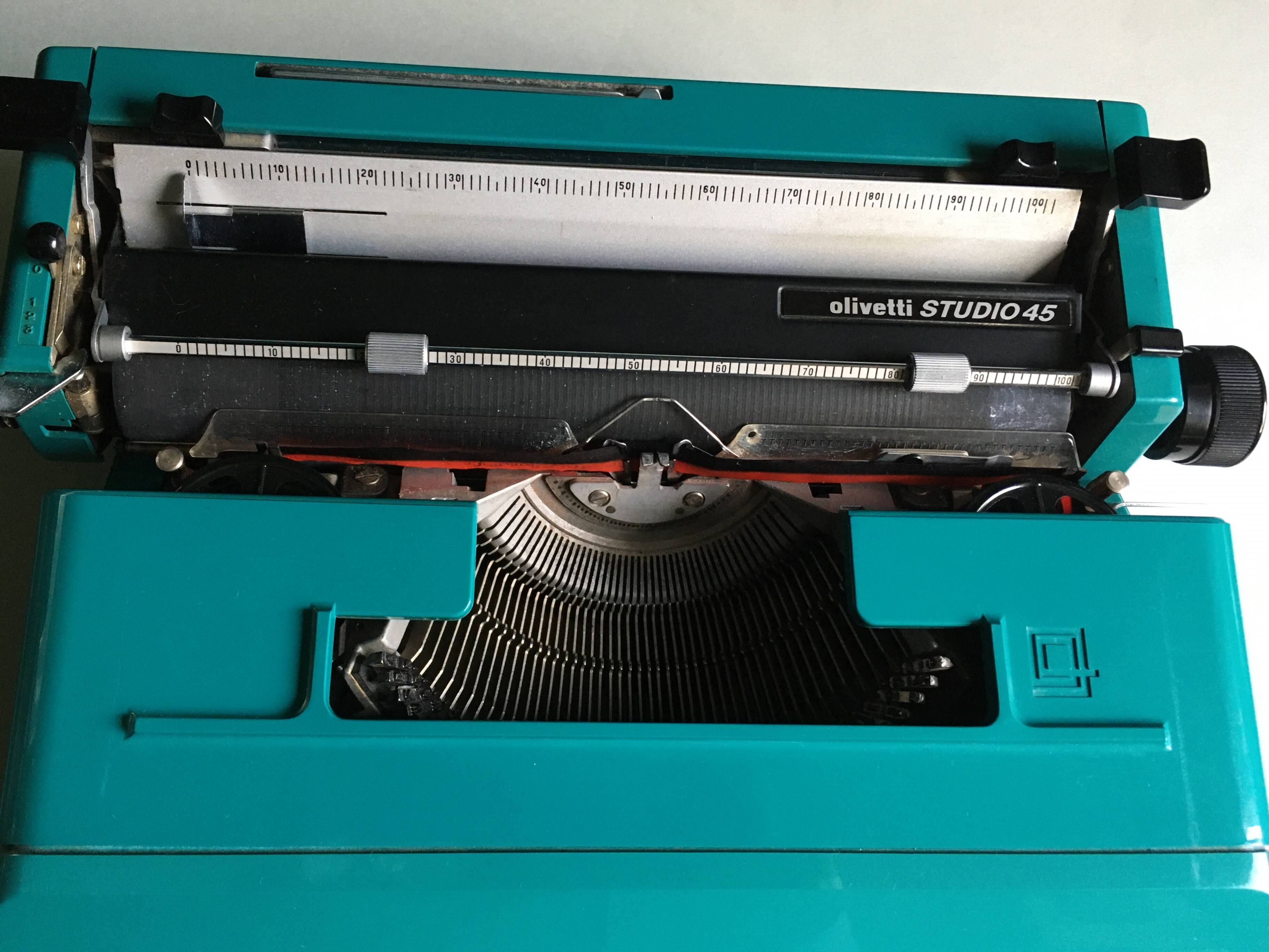 Machine à écrire vintage vert émeraude Olivetti Studio