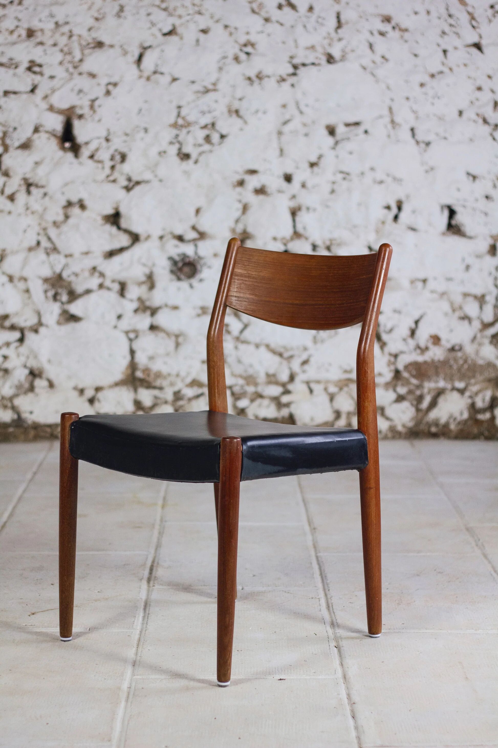 4 Scandinavian Fristho Franeker chairs in teak and faux leather, 1960.