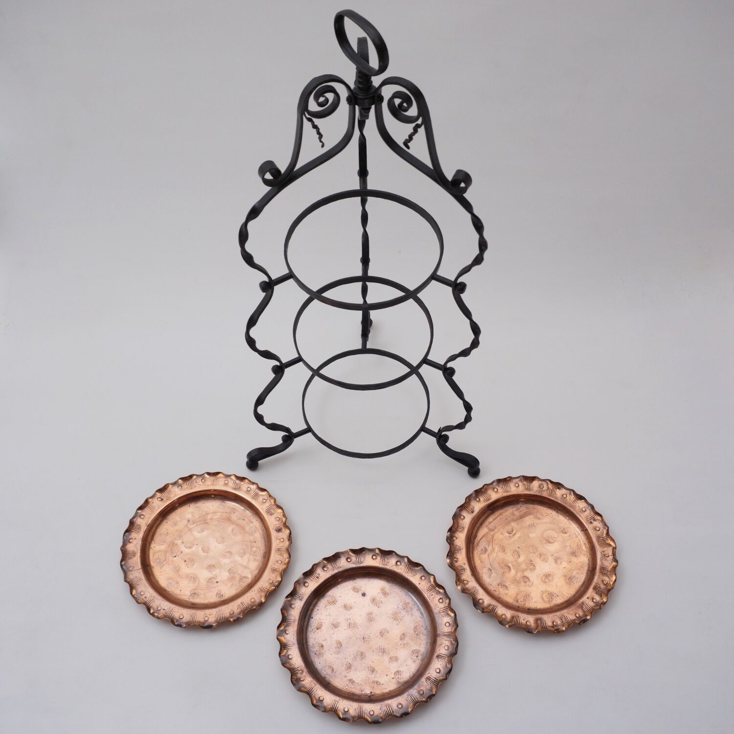 Présentoir de gâteaux Arts & Crafts style Townshends, fer et cuivre, années 1900 ca, anglais