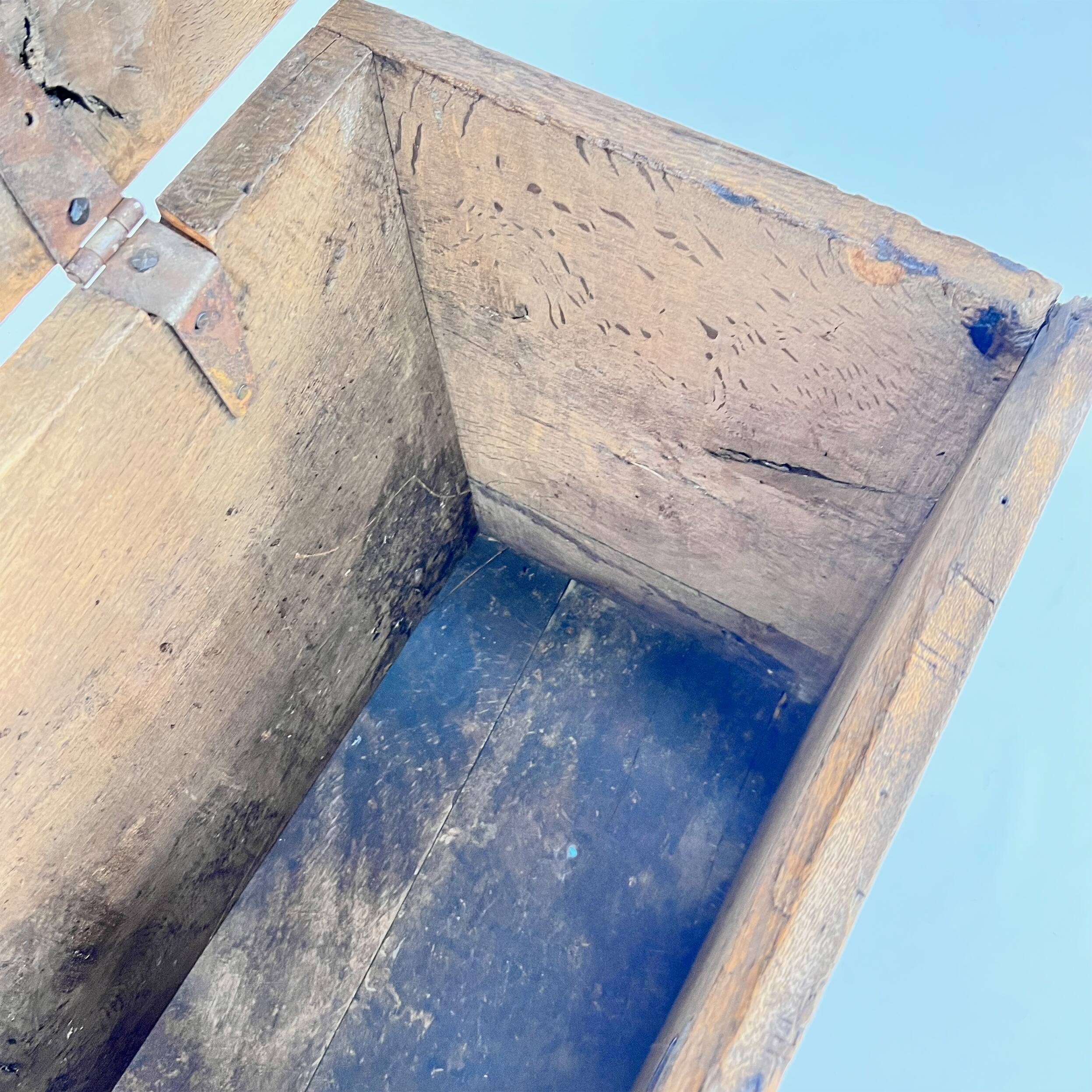 Commode Antique en Chêne avec Panneau Gothique Sculpté, 1900s