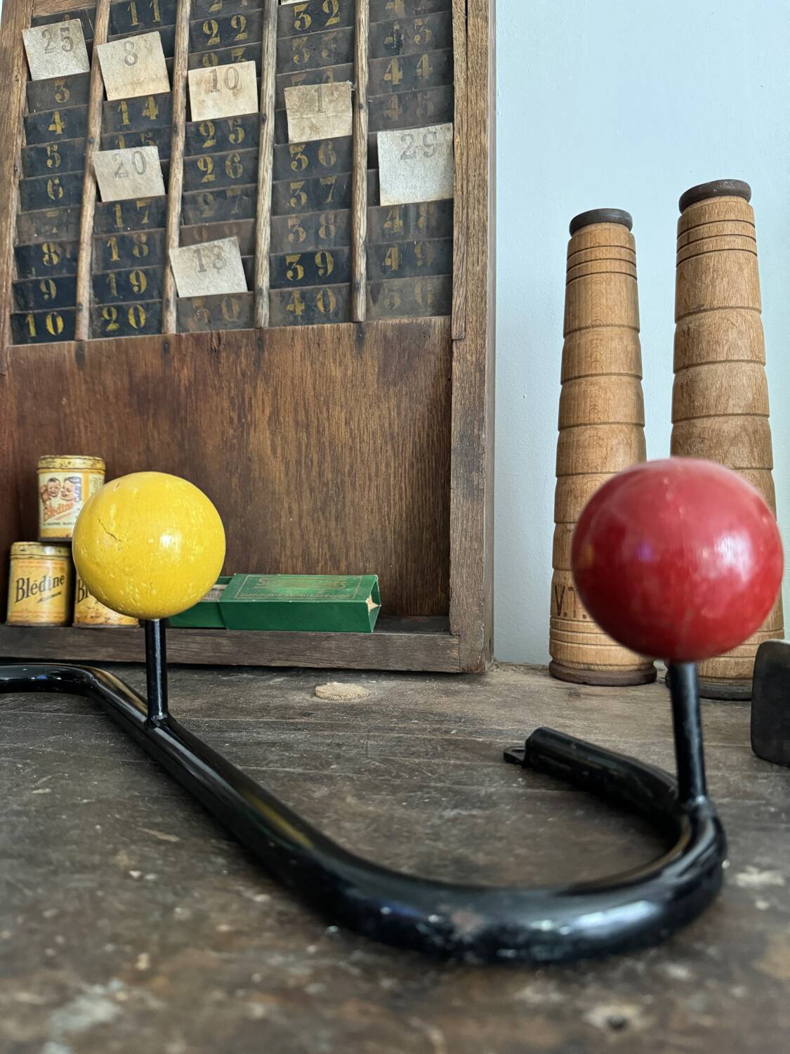 Wall coat rack with 4 wooden balls