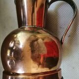 Cruche antique en cuivre rouge
