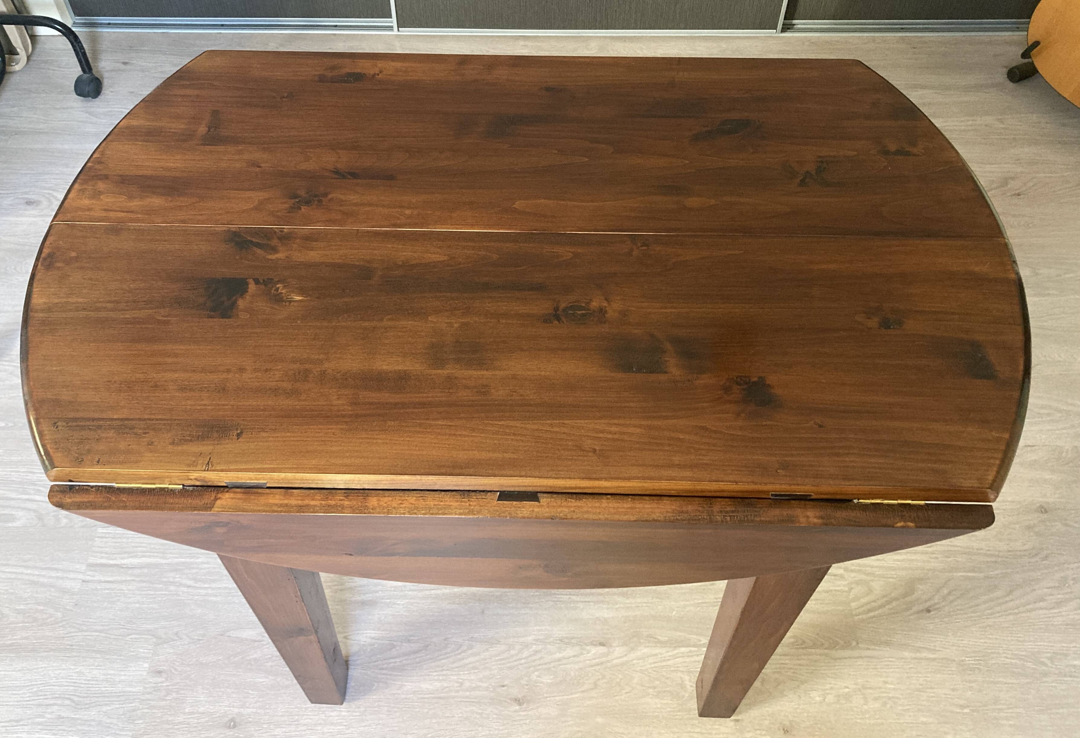 Extendable oval dining table