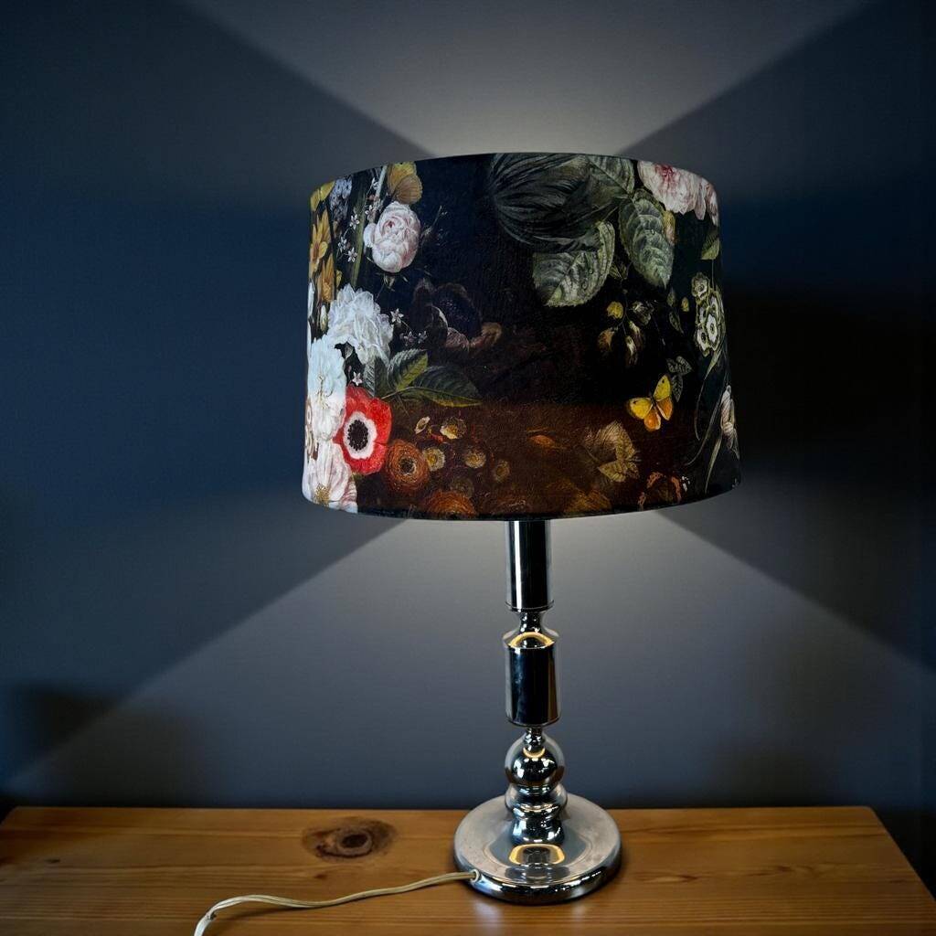 Lampe de table vintage chromée avec abat-jour fleuri