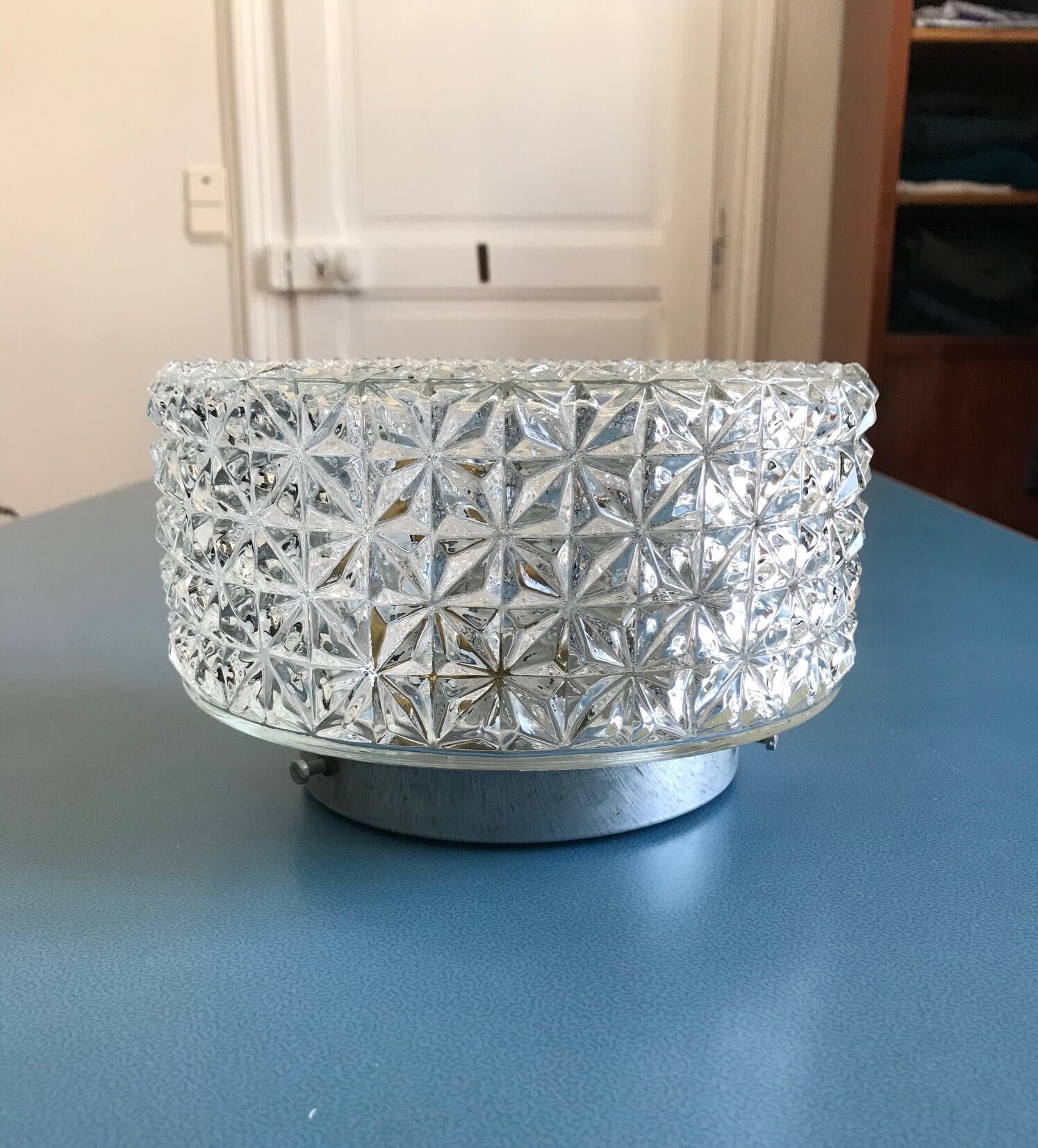 Round ceiling light in chiseled glass